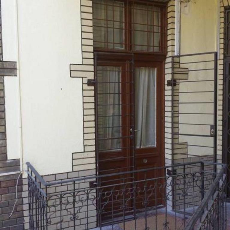 Art Orangehouse Budapest Bilik gambar