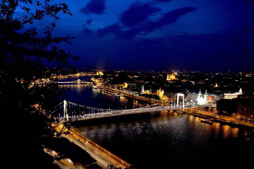 Art Orangehouse Budapest Bilik gambar