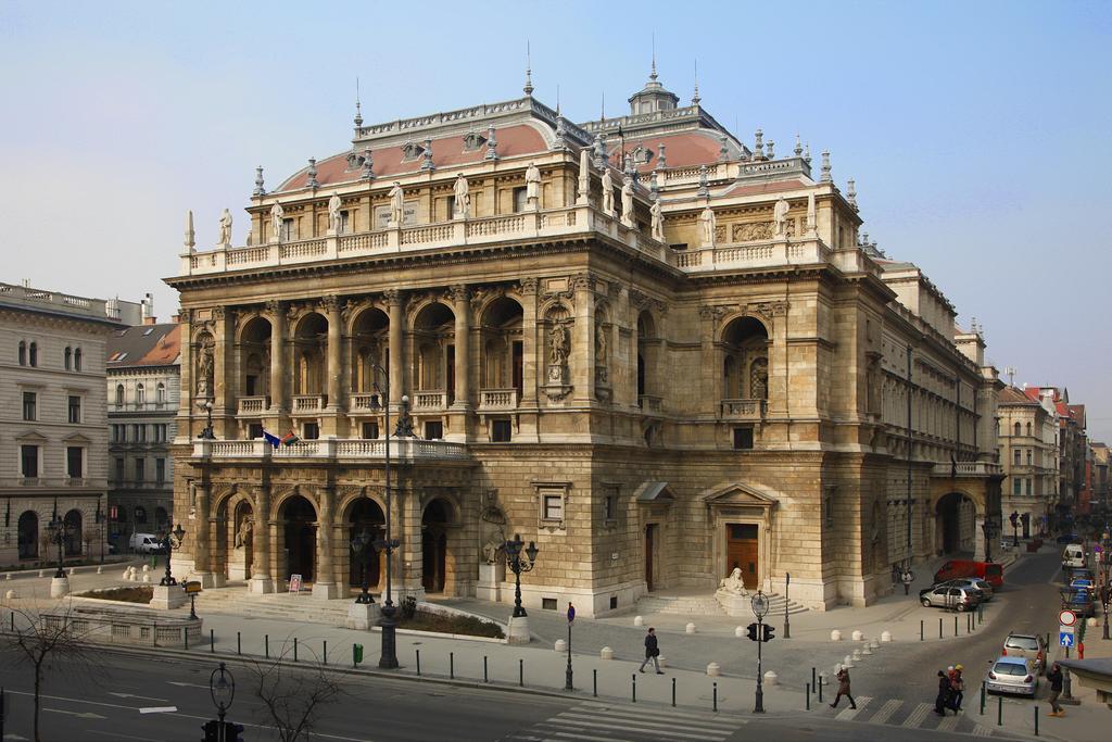 Art Orangehouse Budapest Bilik gambar