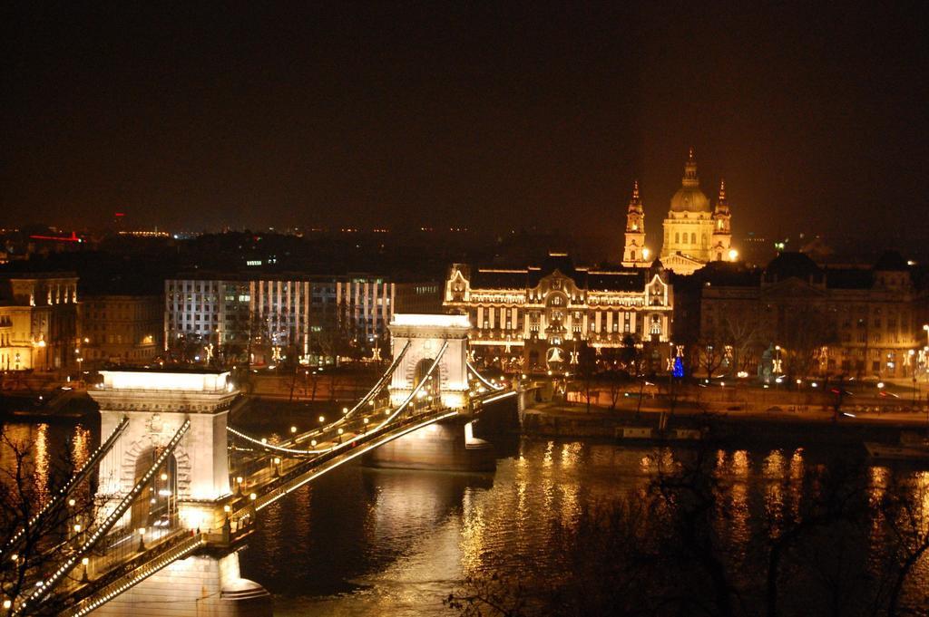 Art Orangehouse Budapest Bilik gambar