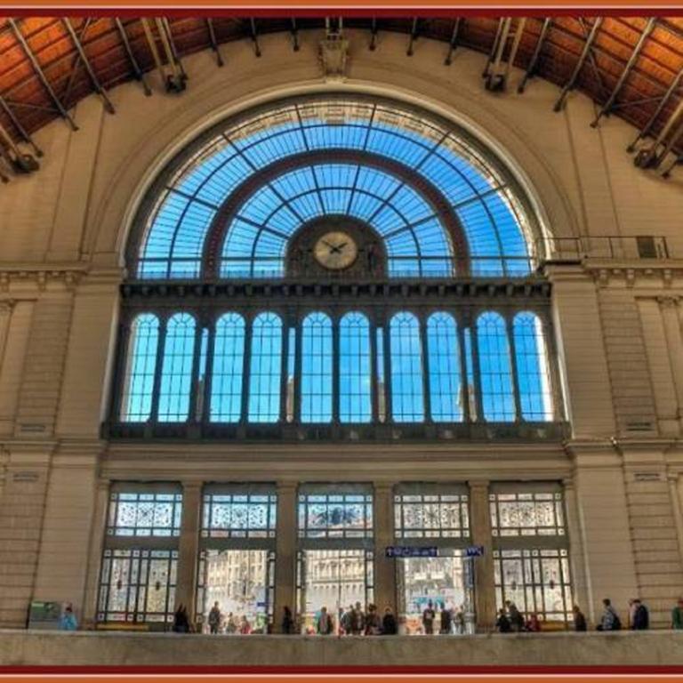 Art Orangehouse Budapest Bilik gambar